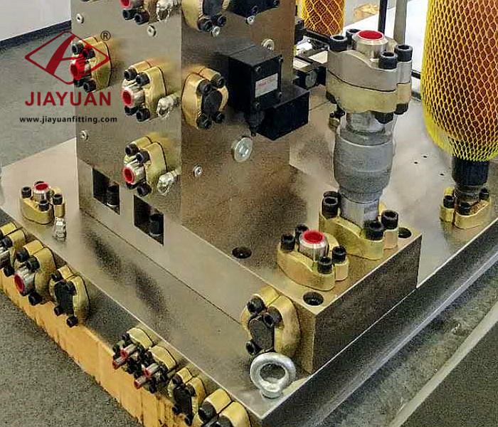 1 SAE j518 split Flange clamp assemblies in block port